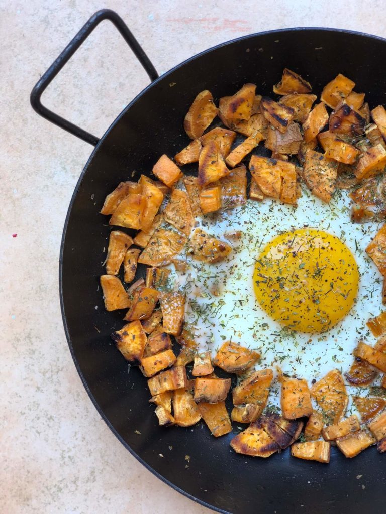 Sara´s Organic Food recipes, fried duck eggs-and-sweet-potato-hash
